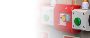 Bezpečnostní tlačítko nouzového zastavení stroje a elektroinstalace v průmyslu